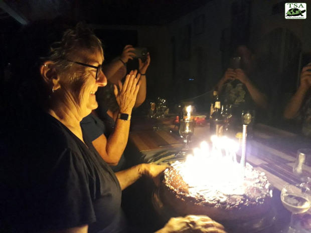 Momento di festa Compleanno veterinaria in pensione Bonnie Raphael