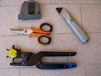 Forbice, metro, cutter, pinza fustellatrice