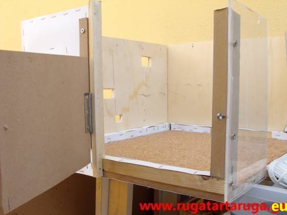 Apertura della porticina Porta in cartone pressato