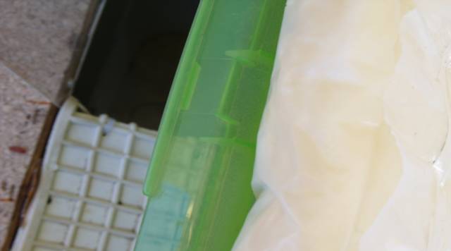 Particolare del coperchio con l'isolante termico