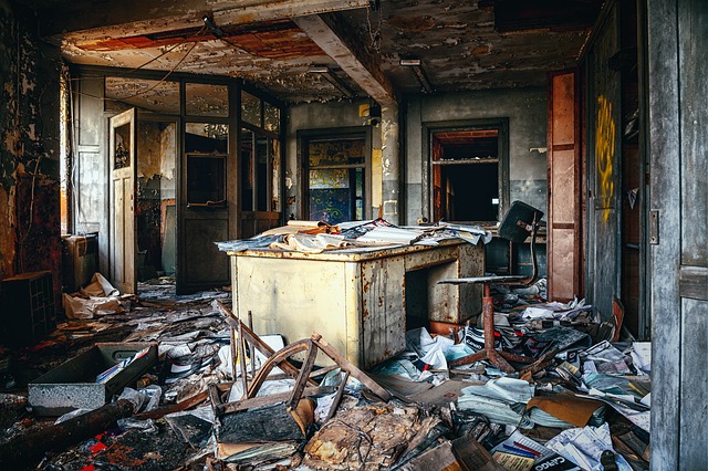 Un ambiente in una casa completamente distrutto Guerra civile per salvare l’ambiente